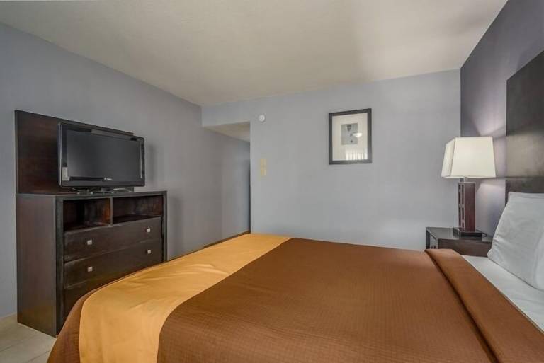 Motel Singing Arrow