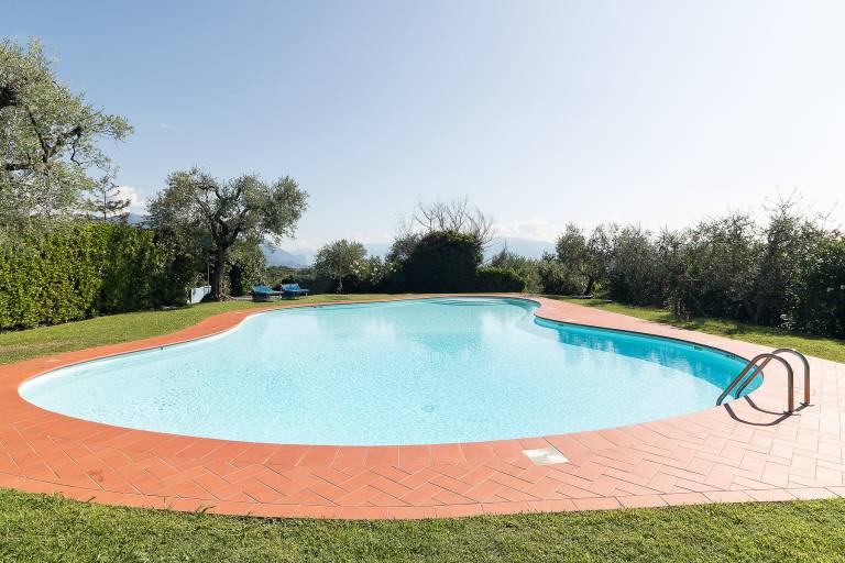 Apartment with pool — photo 3