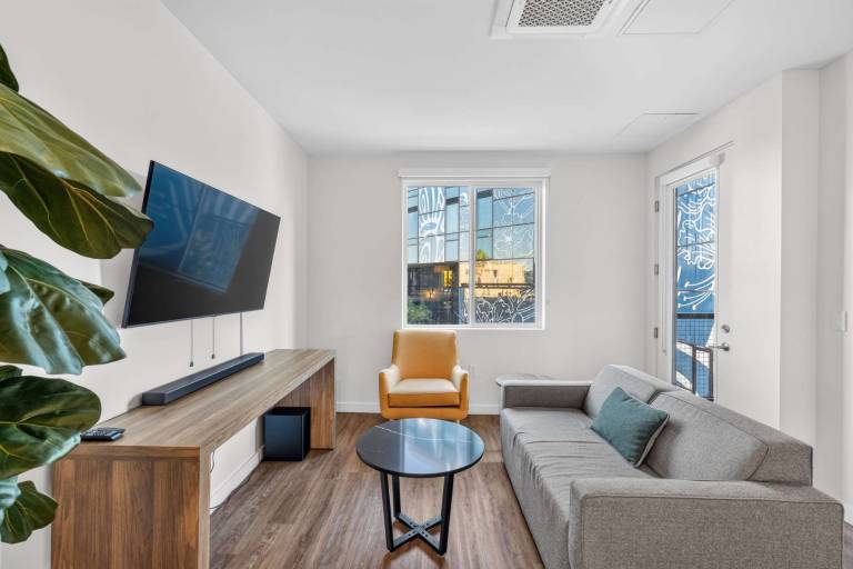 Walkable Midtown Retreat Pool & Gym