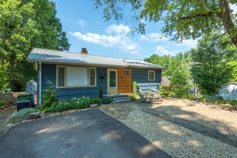 Davenport Cottage Pet Friendly Walking Distance to Haywood Rd in West AVL — photo 4