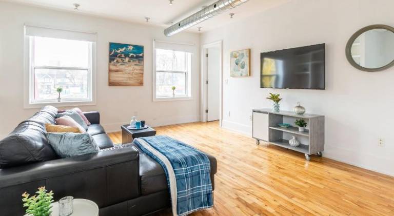 Stylish & Pet Friendly 2BR Suite in Trendy Leslieville with Portable AC Nearest Intersection Eastern