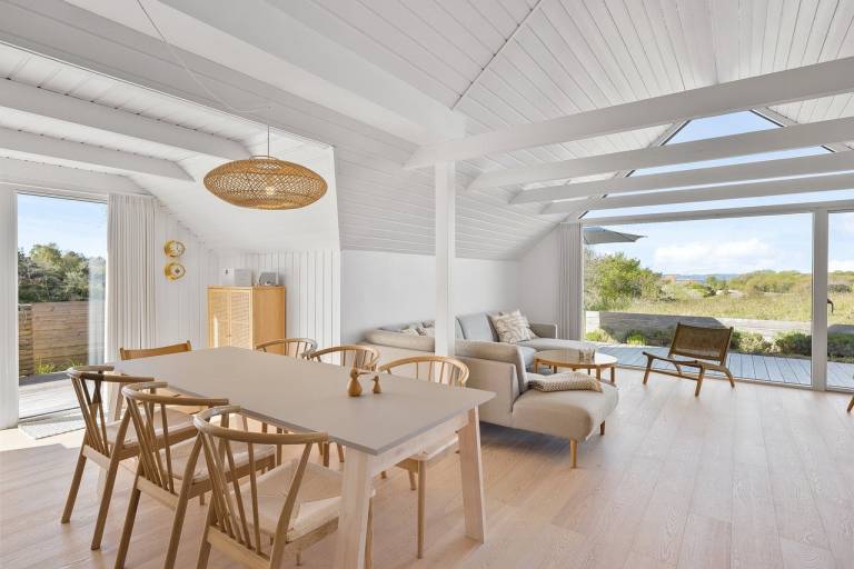 Vacation home with patio, BBQ & garden | Water view — photo 5