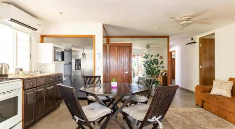 House with pool — photo 4