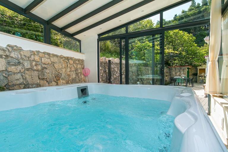 Vacation home with BBQ, jacuzzi & terrace | Sea view in Tucepi