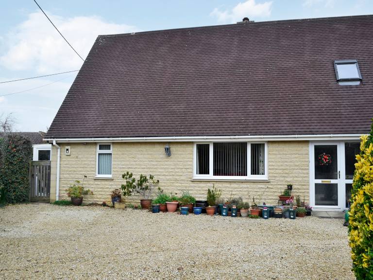 Cottage with yard — photo 2