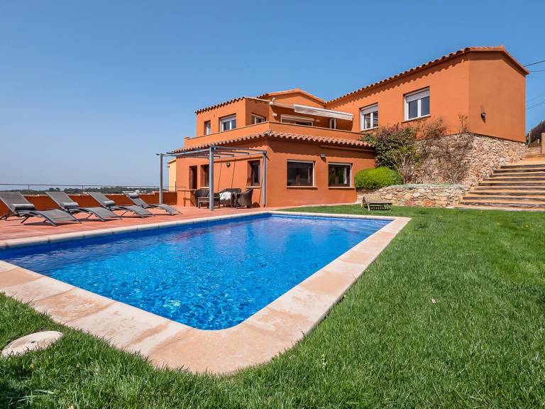 Vacation home with private pool & garden in Begur