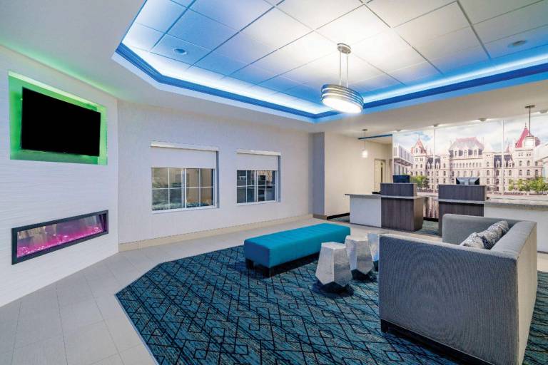 La Quinta Inn & Suites by Wyndham Latham Albany Airport — photo 4