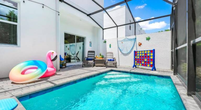Vacation home with pool — photo 4