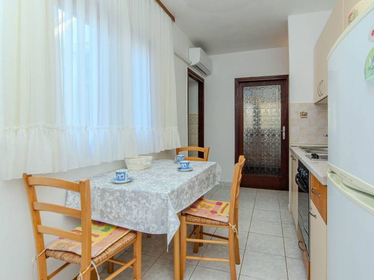 Rental apartment with yard & barbeque — photo 2