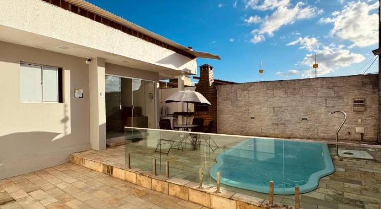 Vacation home with pool — photo 2
