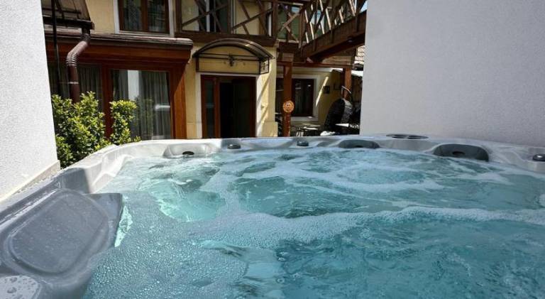 Villa with jacuzzi — photo 3