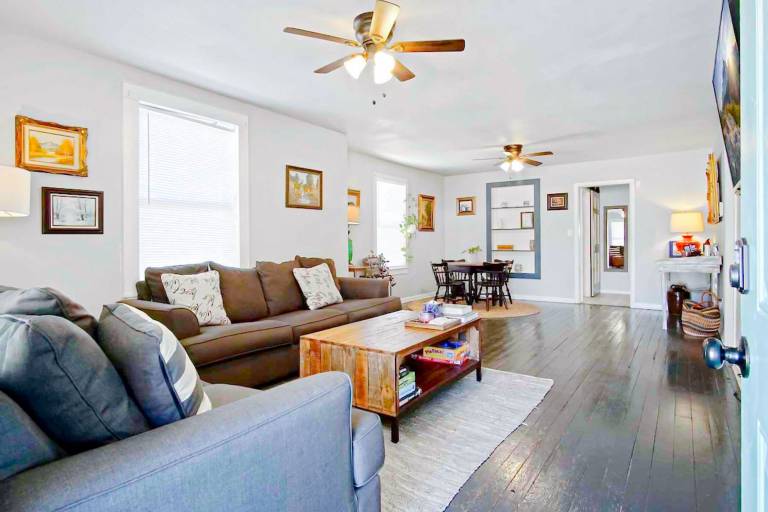 2BR Cozy House Near Plaza District