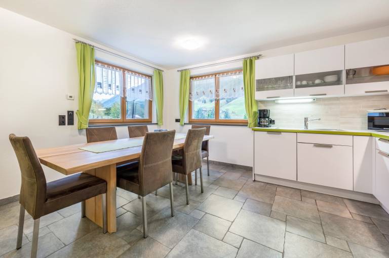 Family-oriented beautiful holiday apartment with yard, grill & hot tub | Mountain view | Pet-friendly — photo 2