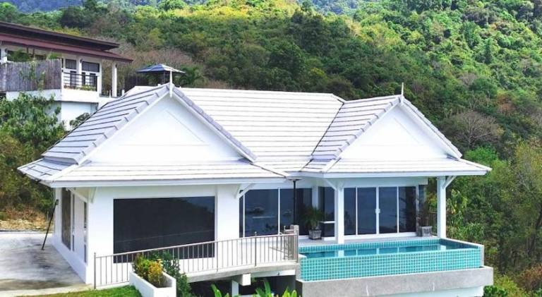 Villa with pool — photo 4