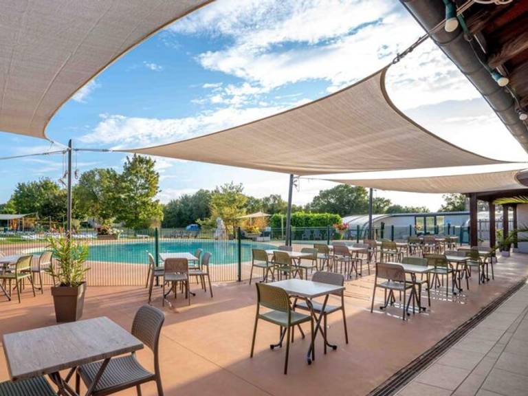Child-friendly mobile home with patio, BBQ & heated pool | Pets are welcome — photo 2