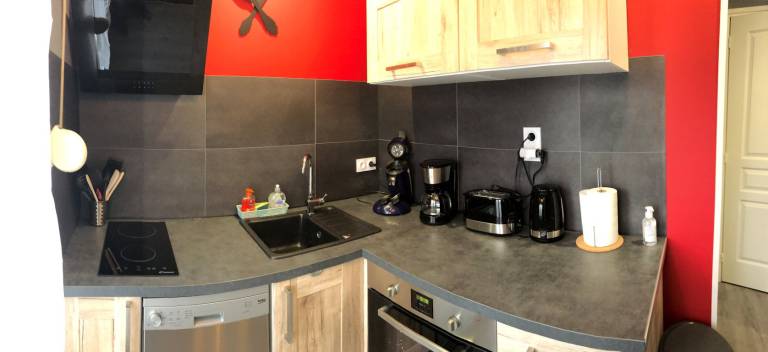 Vacation home with BBQ, yard & terrace — photo 3