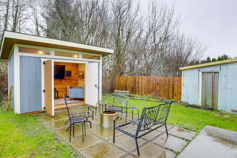 Entertainment Shed! Pet-Friendly Oregon Coast Home — photo 3