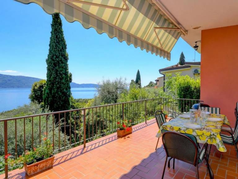 Villa with barbeque, yard & terrace | Lake view — photo 3