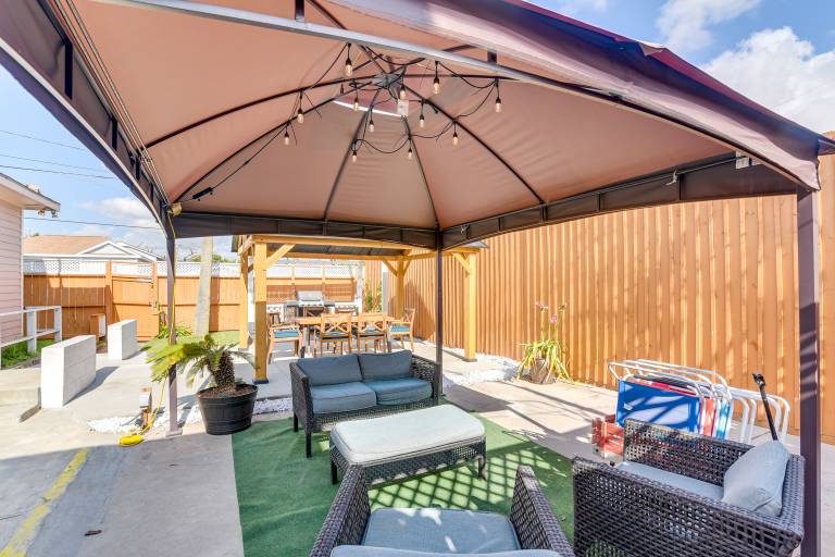 Walk to Beach: Family Home w/ Patio in Galveston — photo 2