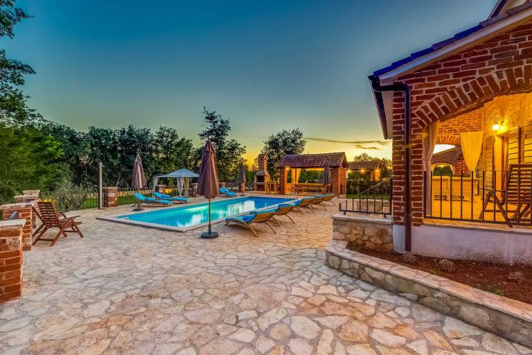 4 BD villa with pool and extra large garden — photo 2