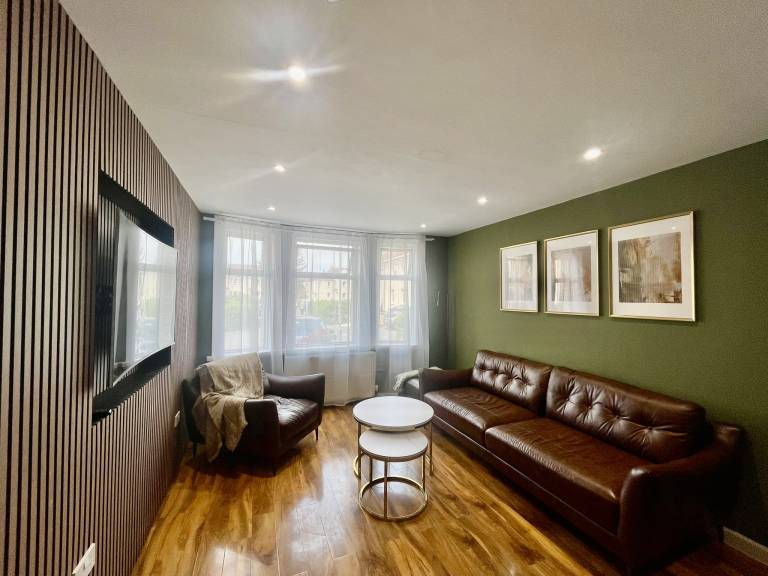 Lovely Paisley Home with Parking Pass the Keys