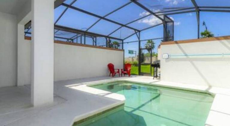 House with pool — photo 5