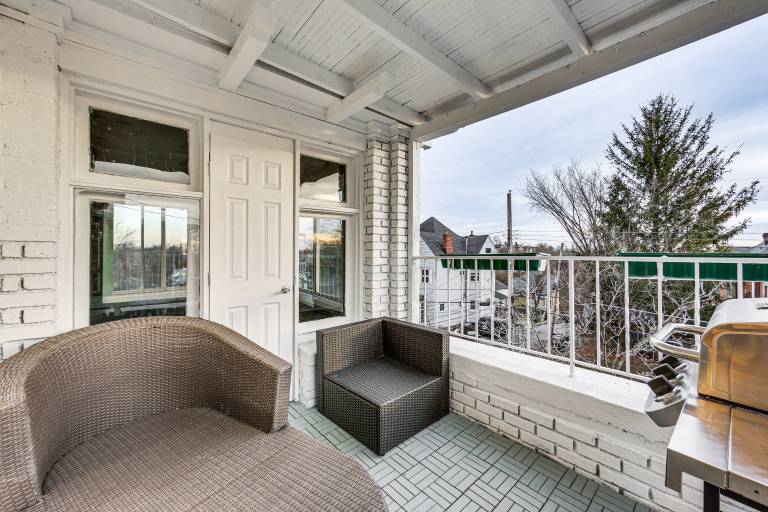 4 Mi to Market Square: Bright Apt w/ Balconies — photo 3
