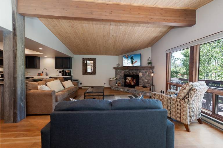 Condo with hot tub, BBQ & heated pool | Mountain view — photo 5