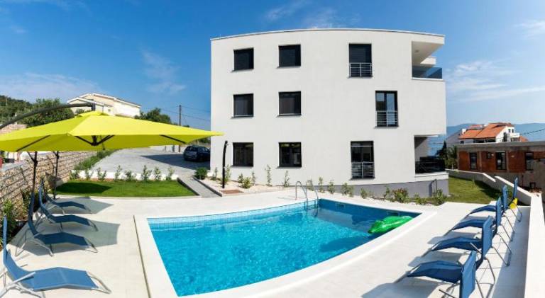 Apartment with yard, private pool & patio in Okrug