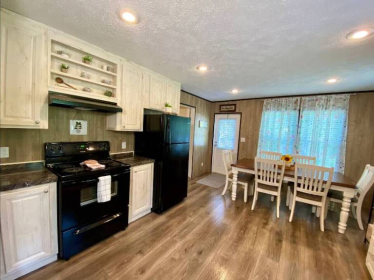 Vacation home with hot tub, barbecue & garden — photo 4