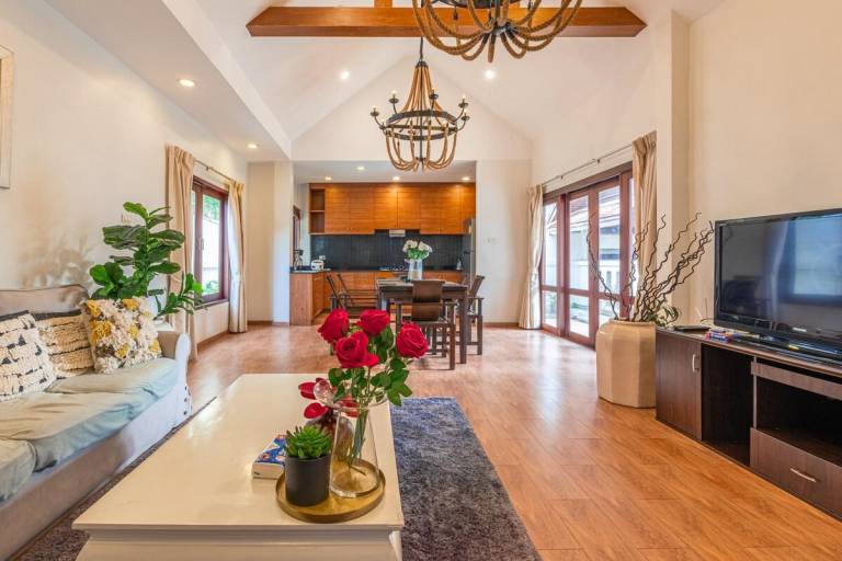 Lovely villa with pool, yard & BBQ | Perfect for remote work | Pet-friendly — photo 2