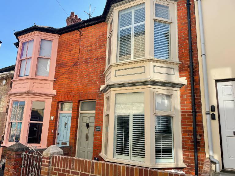 Family-oriented cottage with yard | Beach view | Close to the beach | Pets allowed in Weymouth