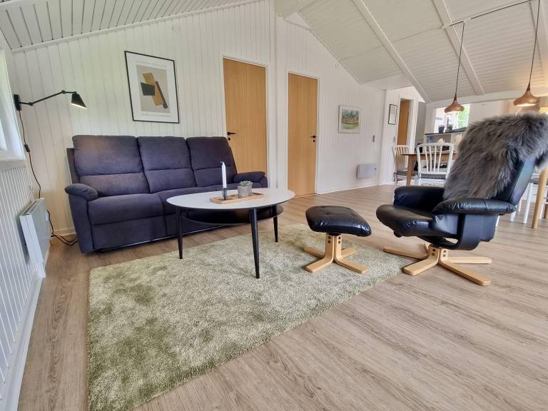 Fully equipped vacation home with terrace, yard & barbecue | Dogs allowed — photo 2