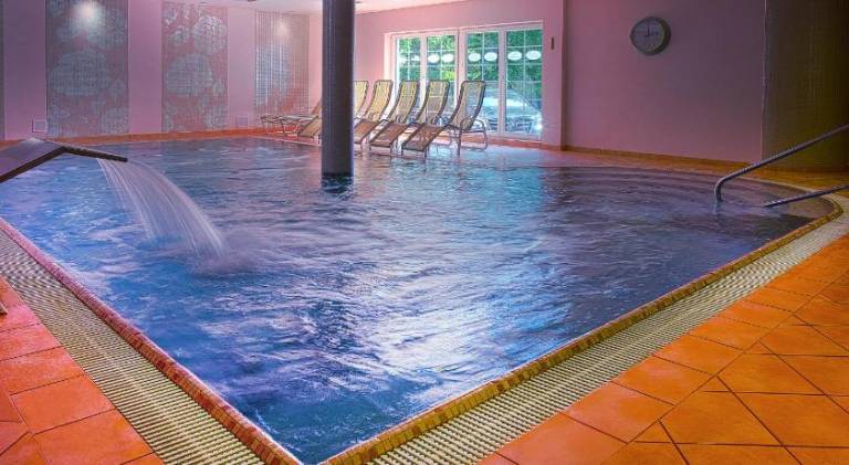 Serviced apartment with pool, jacuzzi & barbeque in Mielno