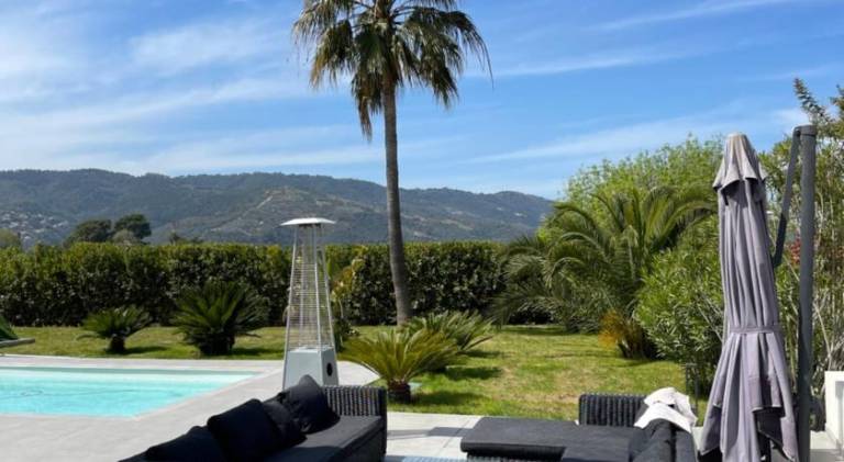 Villa with pool — photo 4