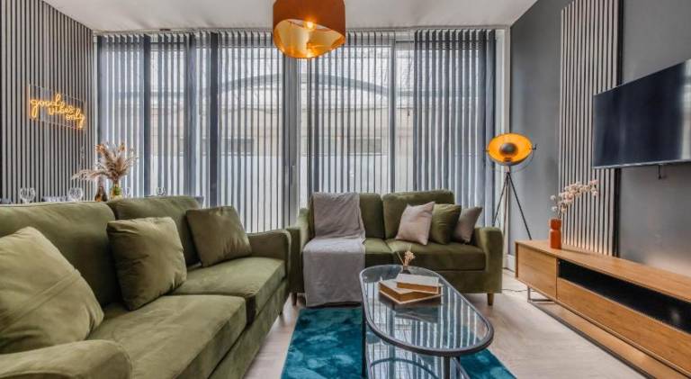 Super Central 3 Bedroom Flat Next to Brighton Beach & Shopping Center Sleep 10 Guests — photo 2