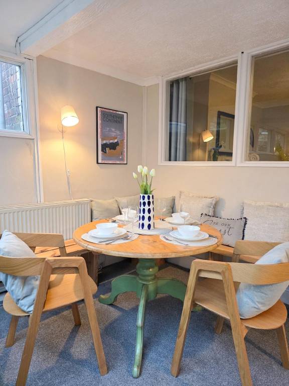 Cosy 2-Bed Flat with Wi-Fi Near Station, Beach — photo 5