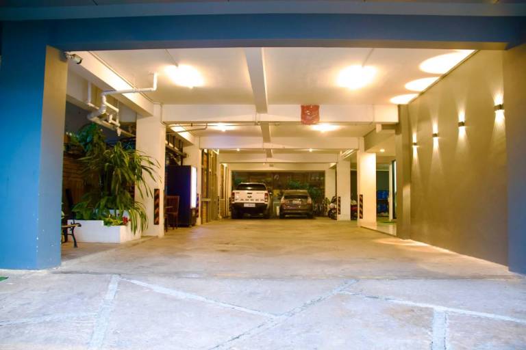 Serviced apartment with patio | Pets allowed — photo 2