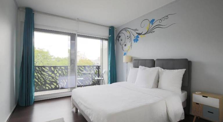 Chic Two Bedroom Apartment steps from Champs Elysees in Clichy