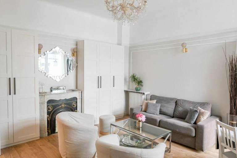 Holiday apartment | Near Arc de Triomphe | Suitable for remote work in Courbevoie