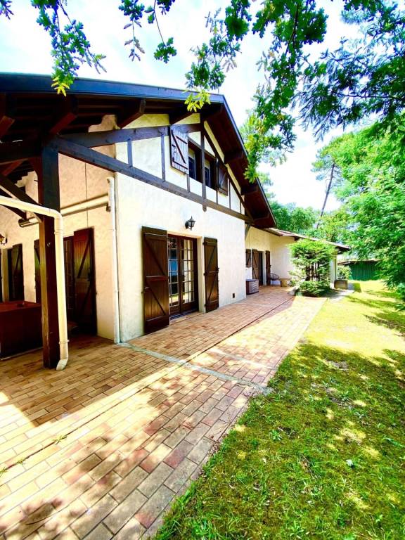 House with grill — photo 2