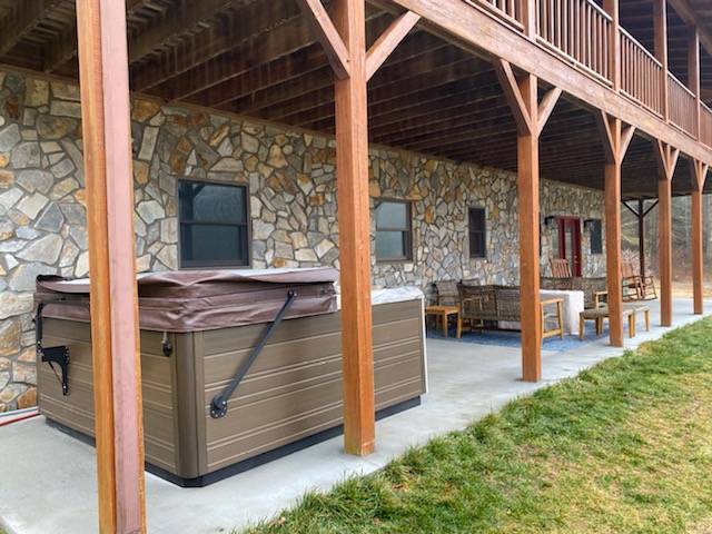Family-friendly spacious cabin with hot tub, barbecue & yard | Mountain view | Pets allowed — photo 2