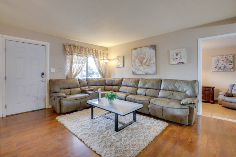 Pet-Friendly Las Vegas Home: Shared Pool & Hot Tub — photo 4