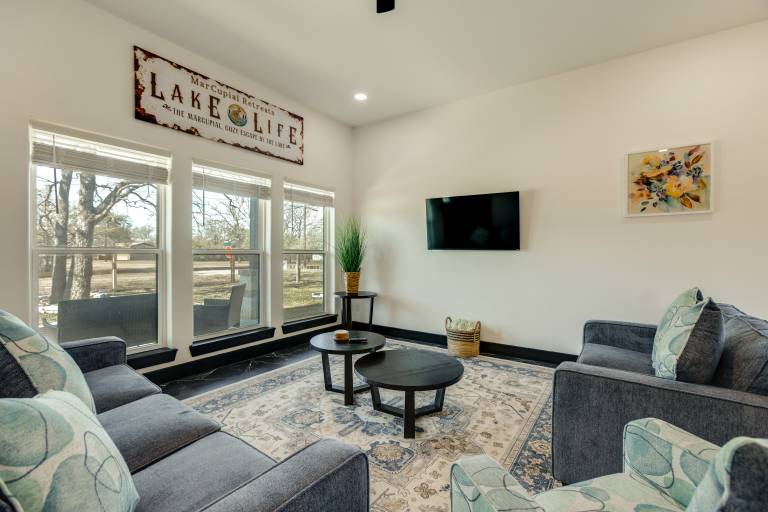 'The Lazy Joey' Stylish 3BR Near Round Top & A&M! in Burleson, TX