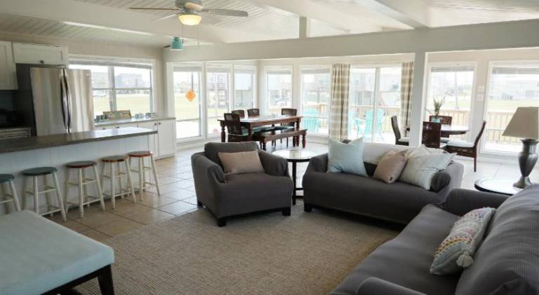Zachary Beach House, Ocean views & walk to beach! — photo 2