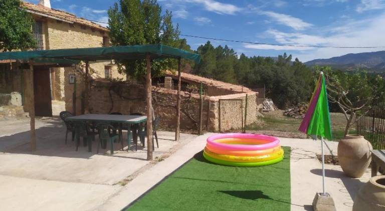 Vacation home with pool, grill & patio — photo 5
