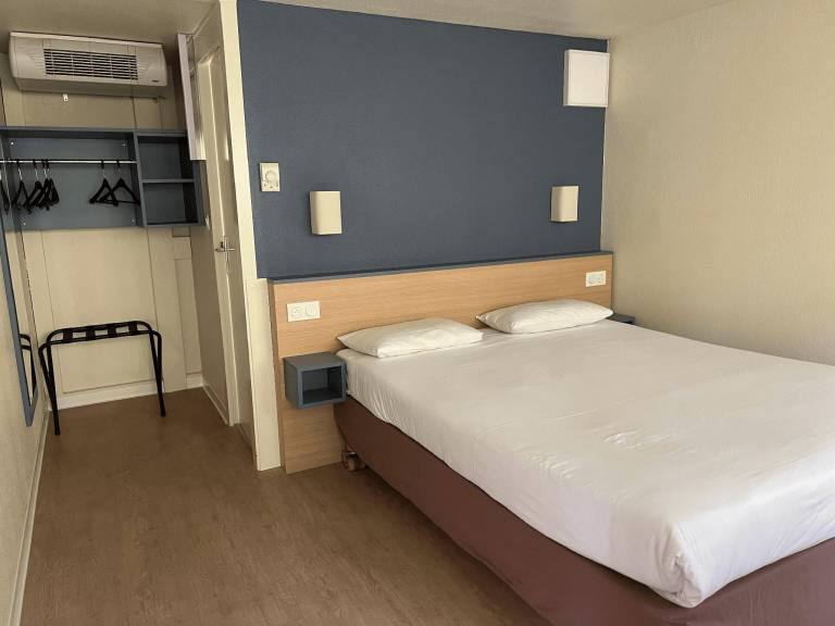 Kyriad Direct Montpellier Saint Jean De Védas - La Peyrière in Saint-Jean-de-Vedas