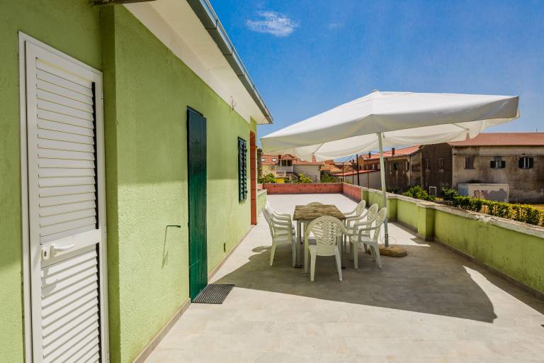 Apartment with patio & yard | Garden view — photo 2
