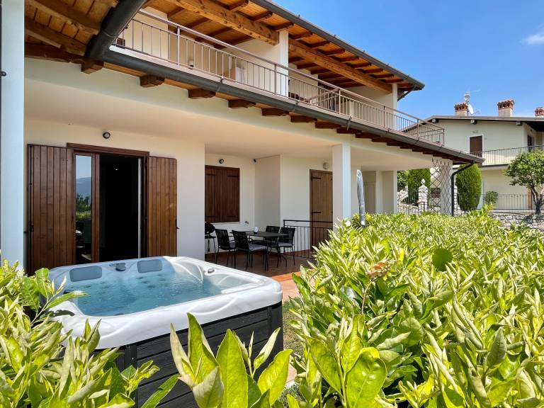 New exclusive holiday flat "Suite Perlago" with garden and private whirlpool in Tignale