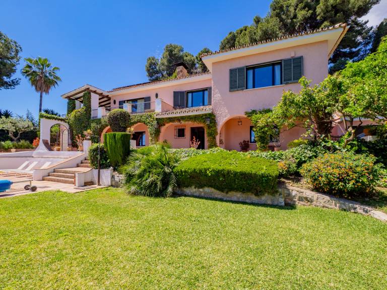 Villa with barbeque, private pool & yard | Mountain view — photo 5